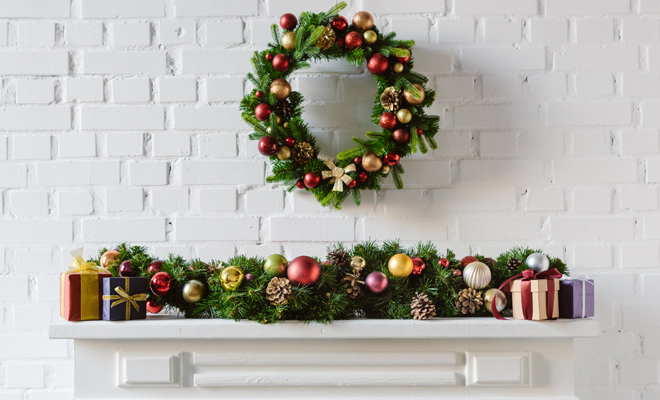 Decoración de Navidad sin árbol: coronas navideñas y guirnaldas