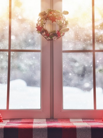 Cómo decorar ventanas en Navidad: 9 ideas y manualidades sencillas