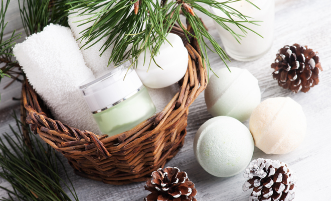 Cesta de cosméticos para mimarse para regalar a tu nuera en Navidad