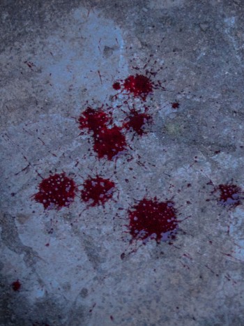 Soñar con sangre en el suelo: advertencias en sueños
