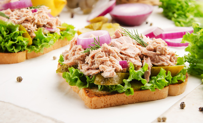 Recetas con atún: tostadas con verduras