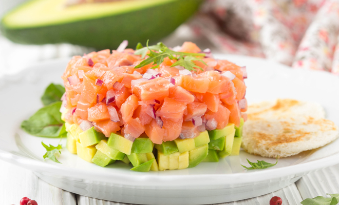 Receta de tartar de salmón y aguacate para San Valentín