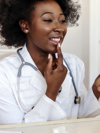 Cuándo acudir al logopeda sin tener problemas de voz (y para qué sirve)