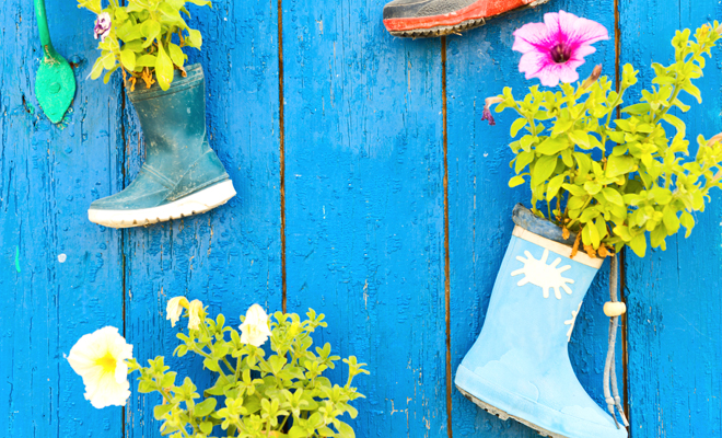 Decoración exterior con objetos de reciclaje