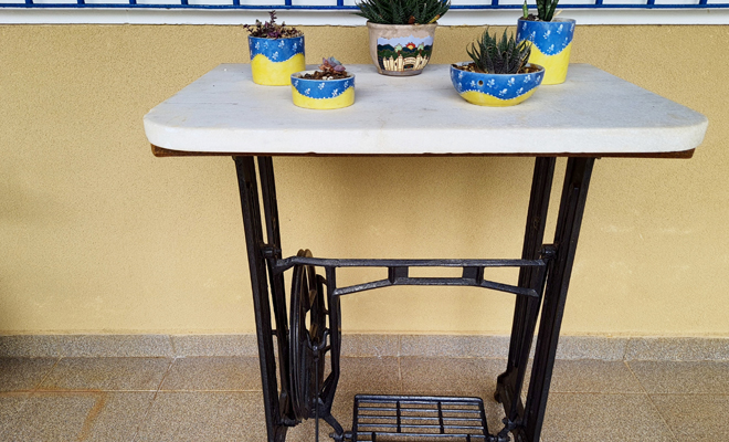 Cómo reusar una máquina de coser antigua para decorar un jardín, terraza o balcón