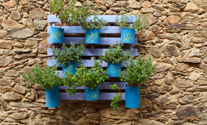 Decoración exterior para un jardín, terraza o balcón con muebles rotos