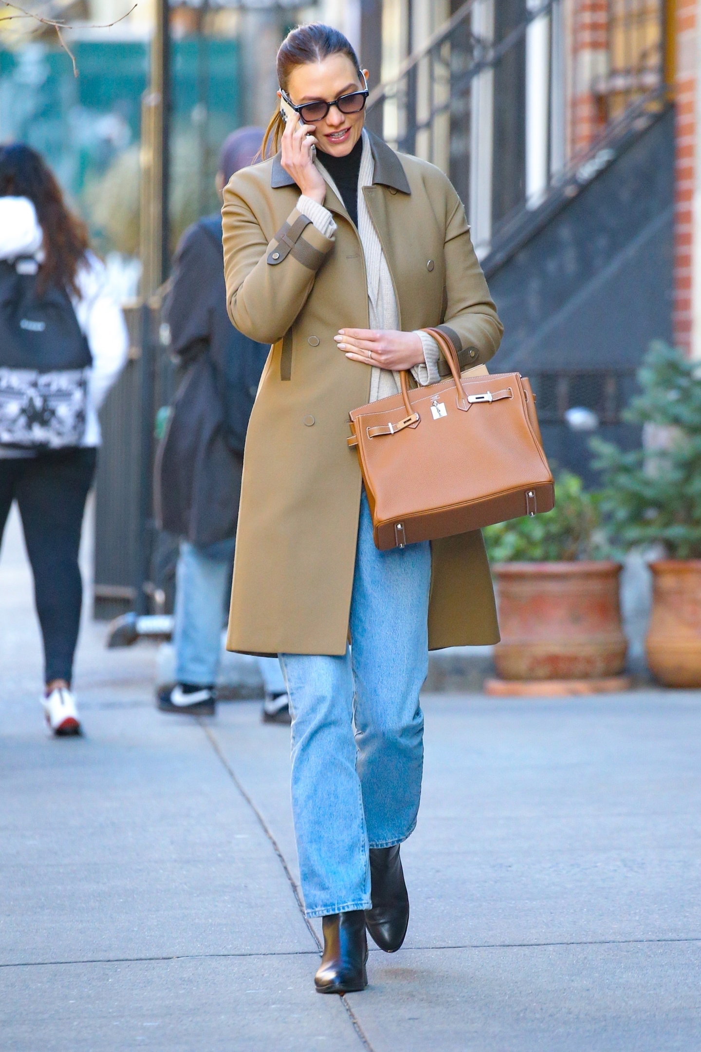 Karlie Kloss con un look elegante con vaqueros: ¡no olvides los complementos!