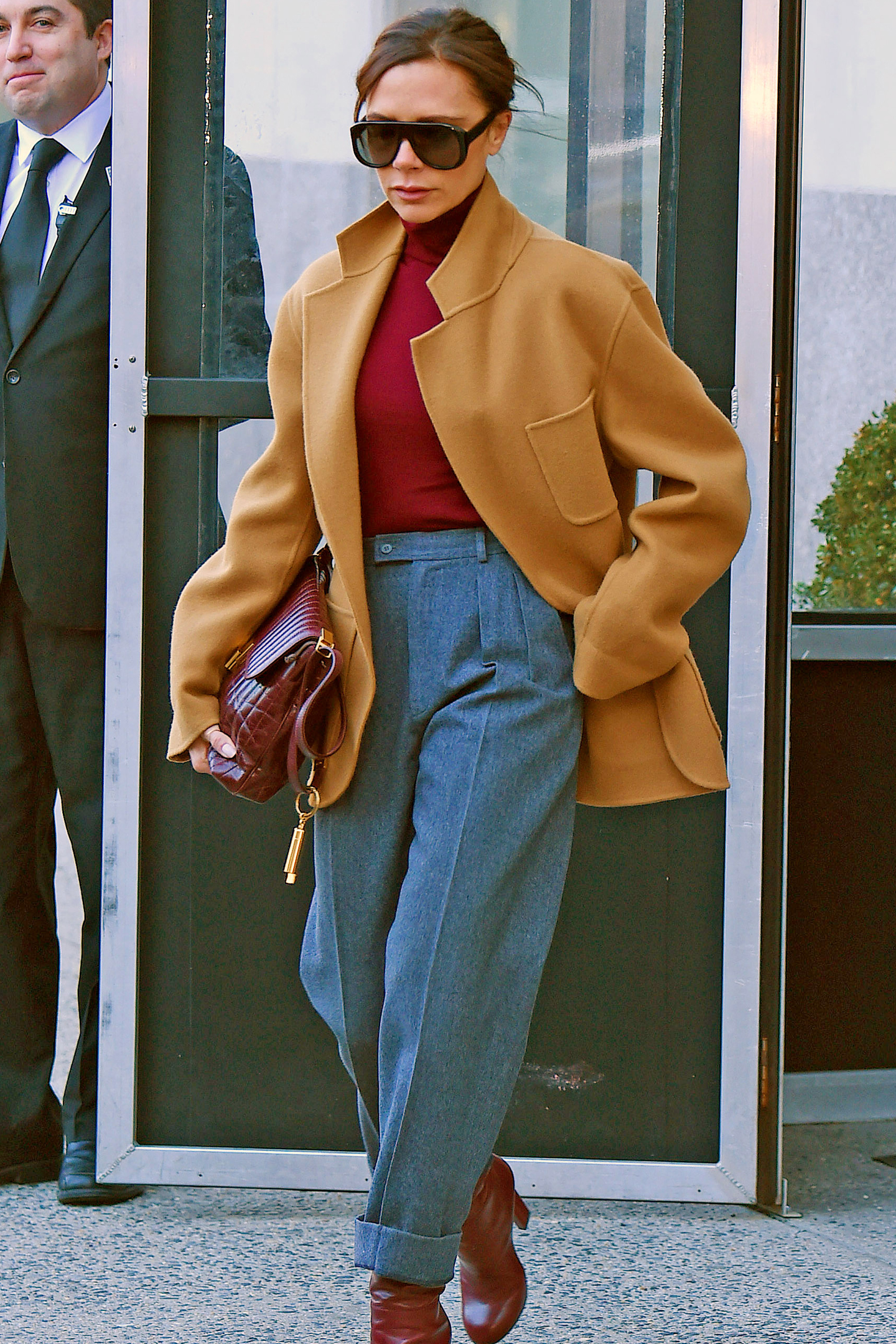 Victoria Beckham con un look elegante con vaqueros de corte diferente