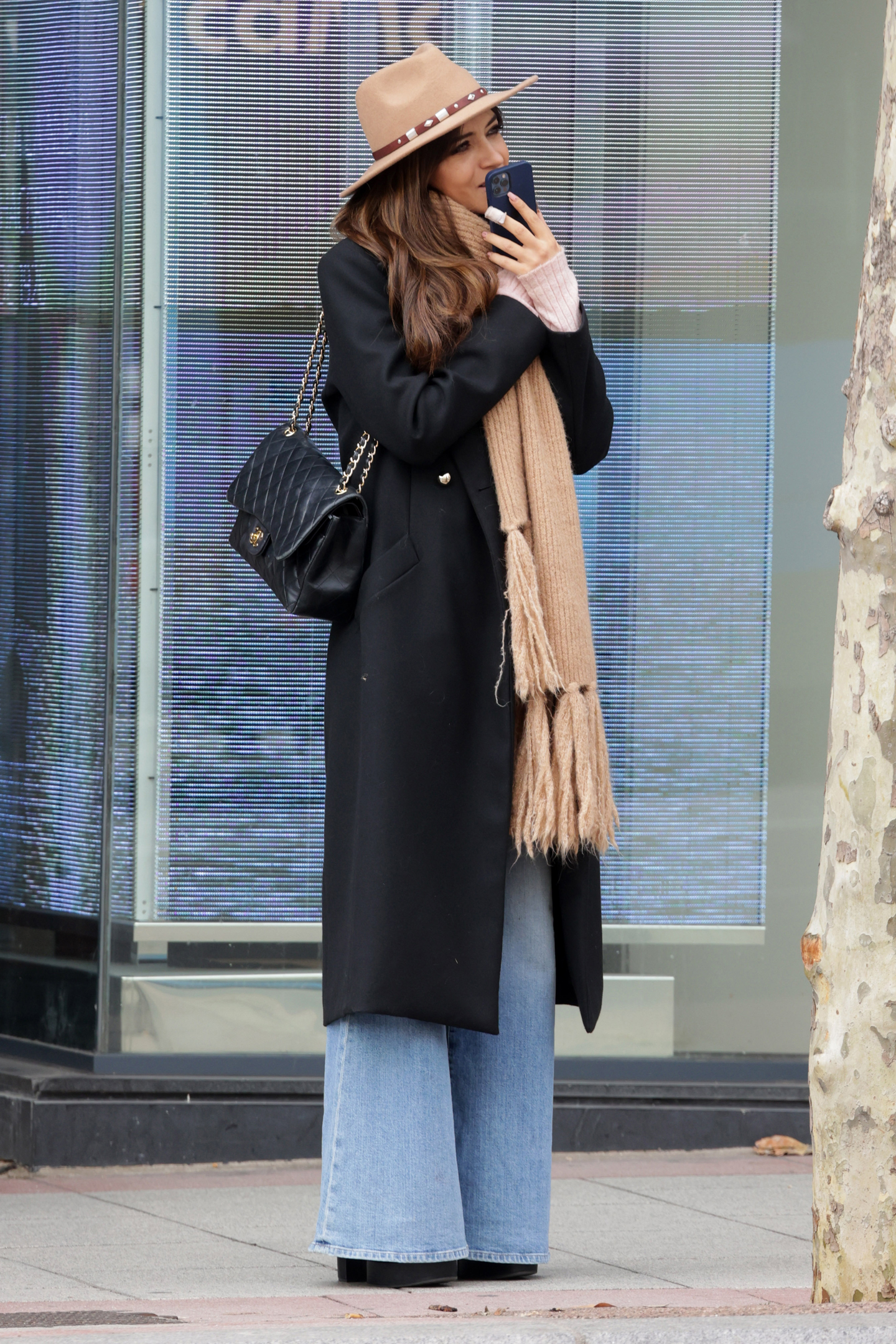 Sara Carbonero con un look elegante y boho con vaqueros