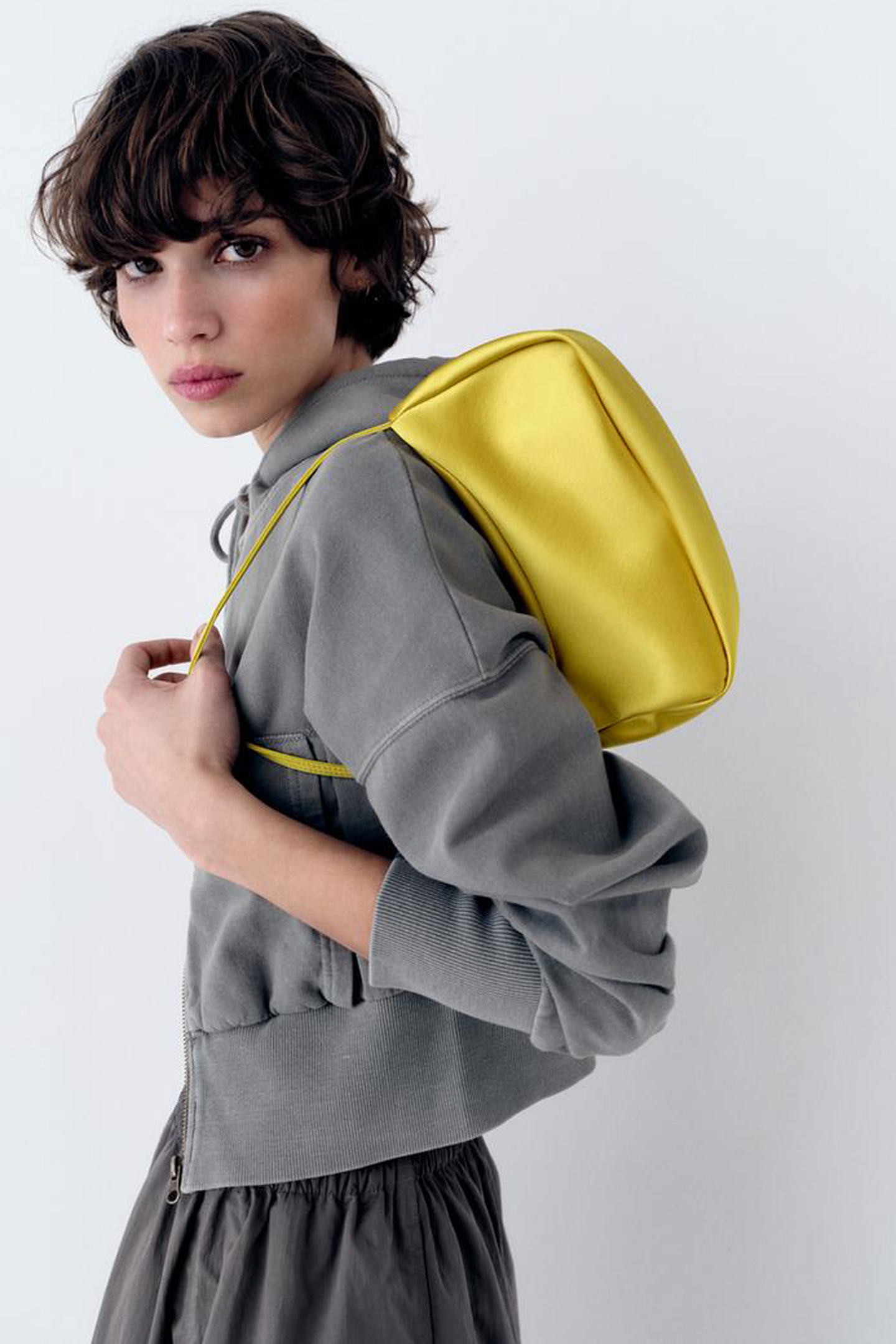 Bolso de Zara que parece de lujo en color amarillo para tus looks más alegres