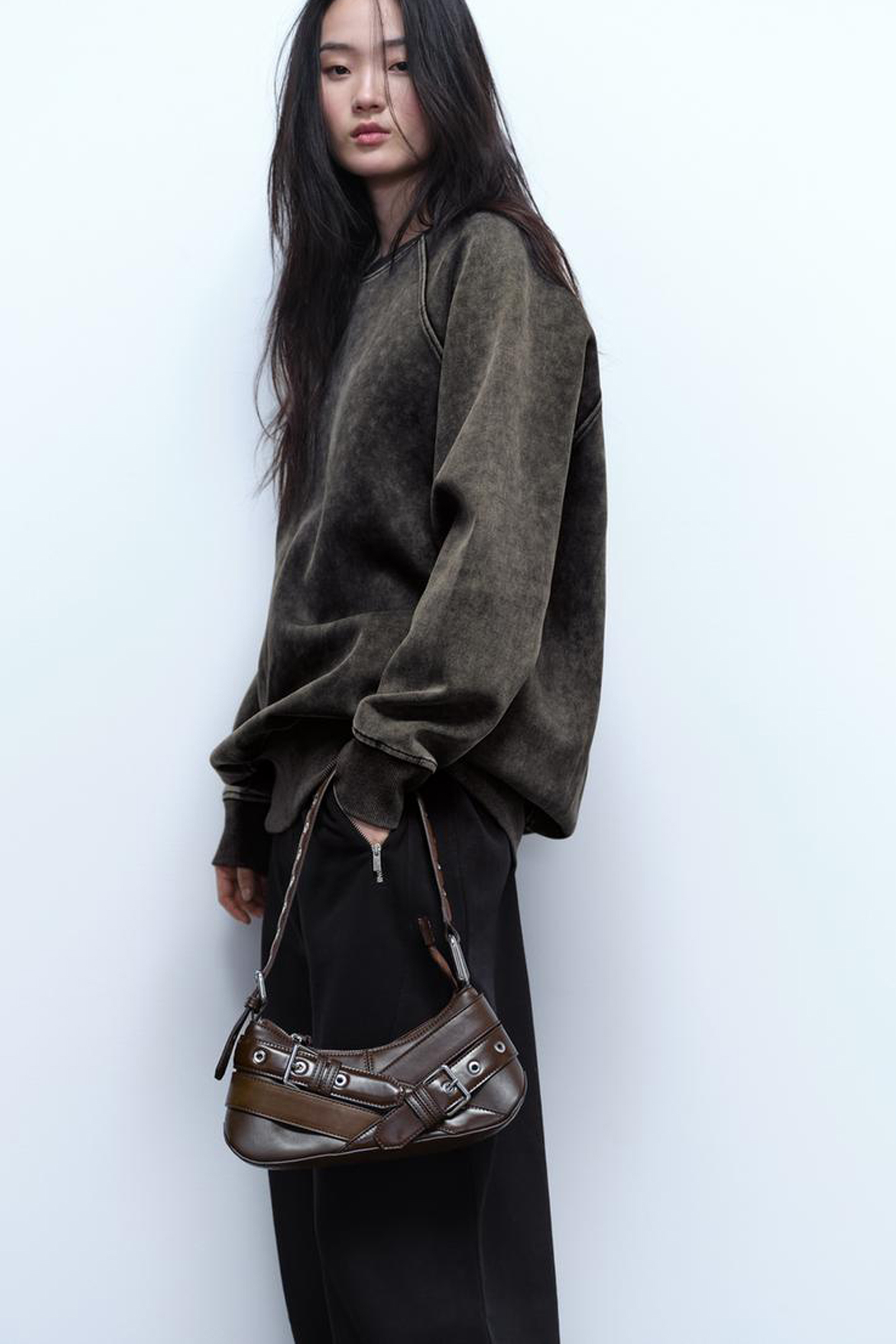 Bolso de Zara que parece de lujo para tus looks más rockeros