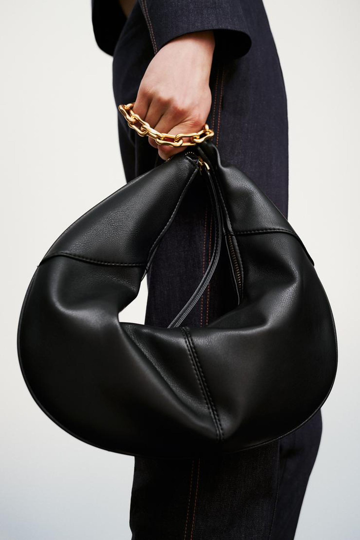 Bolso con forma de media luna de Zara que parece de lujo