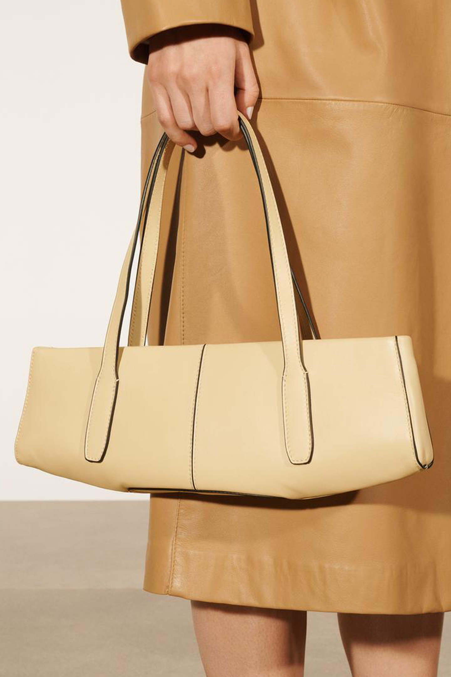 Bolso con forma alargada de Zara que parece de marca de lujo