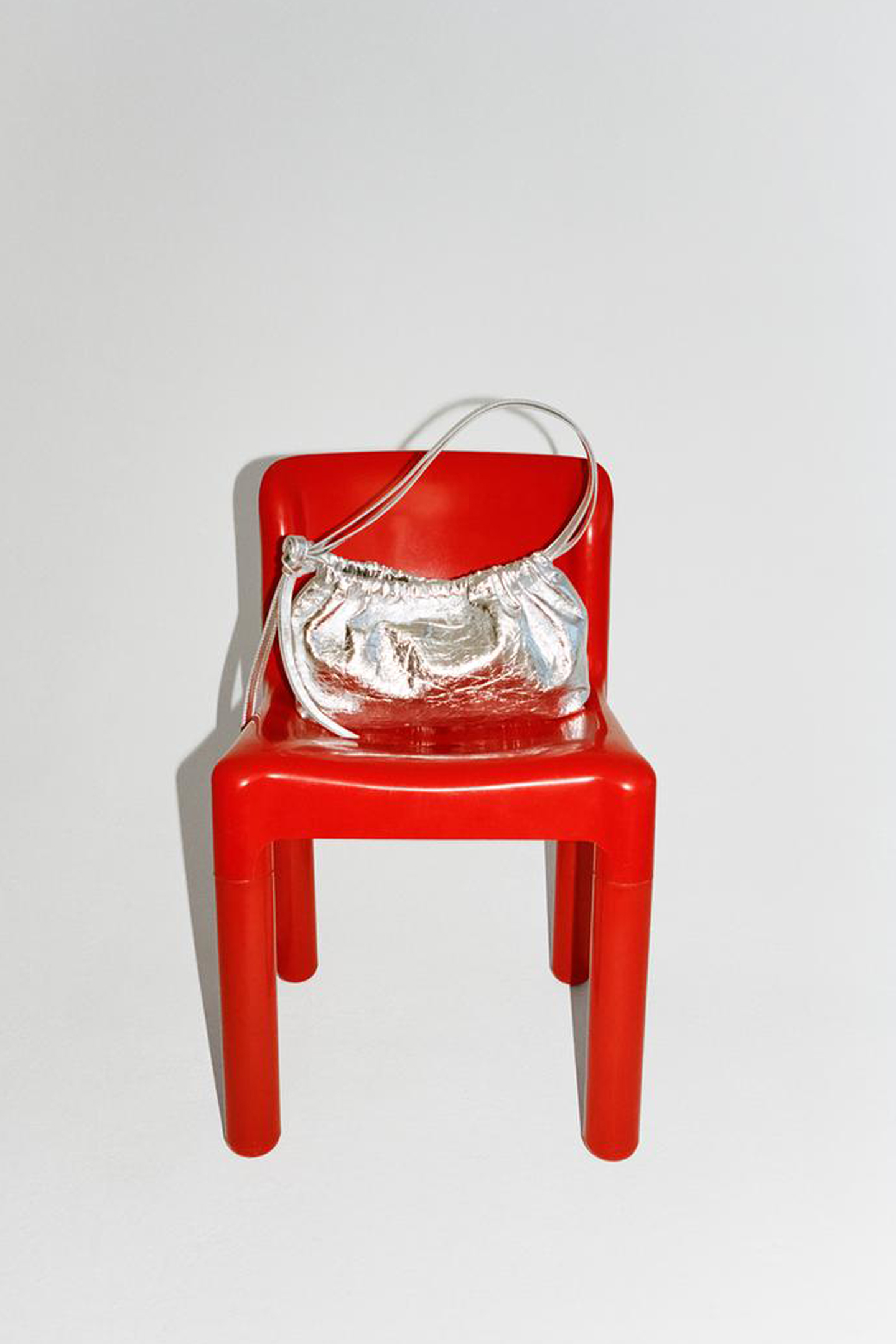 Bolso metalizado de Zara que parece de firma de lujo