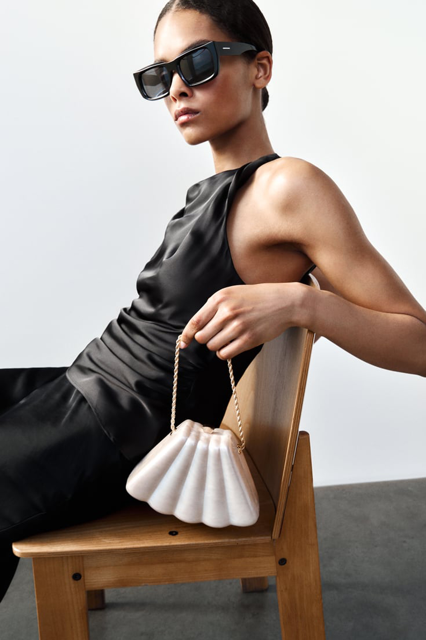 Bolso de Zara en forma de concha que parece de lujo