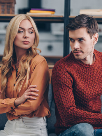 Cómo decirle a tu pareja que has descubierto su infidelidad (y qué hacer)