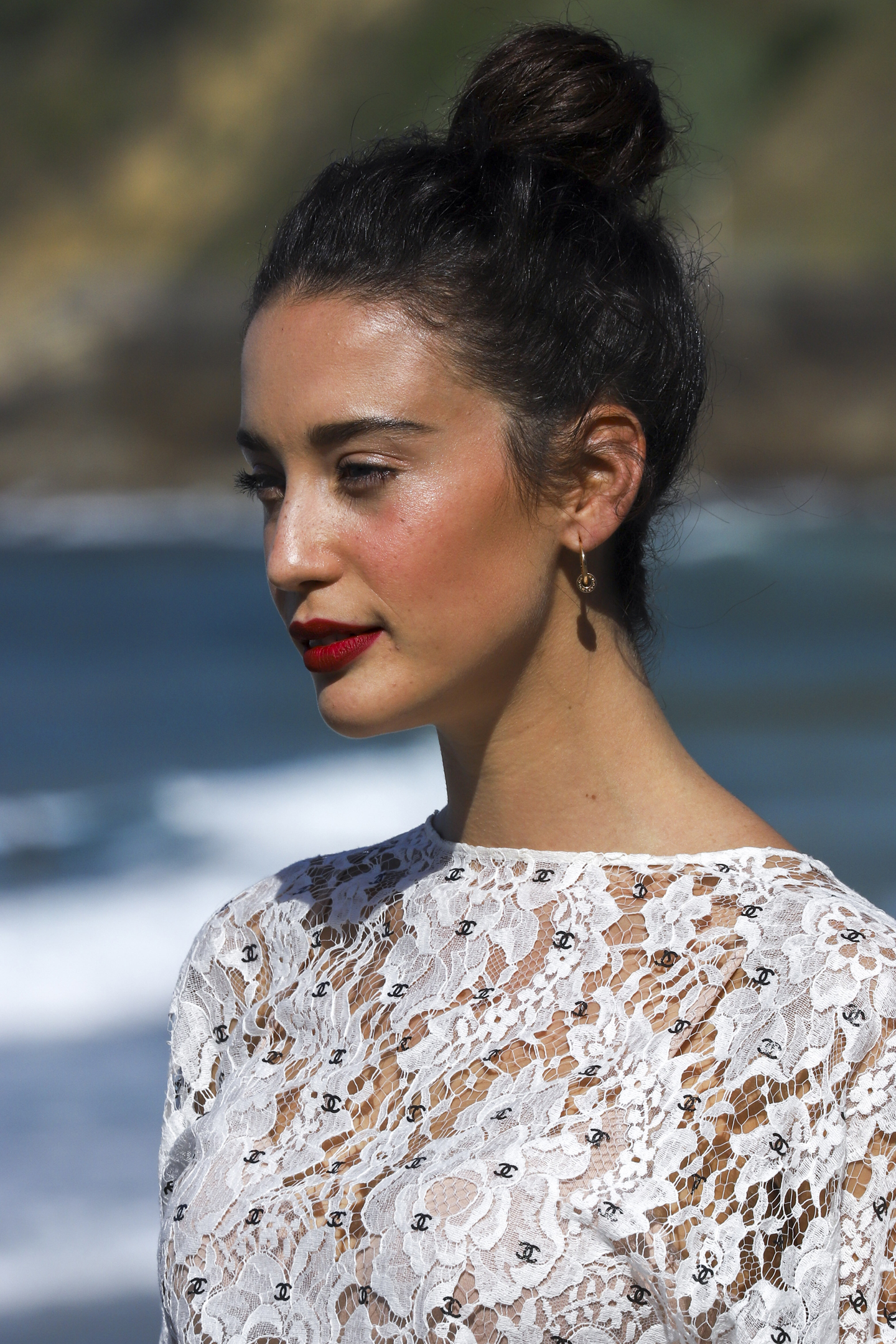 Moño alto para ir a trabajar como el de María Pedraza