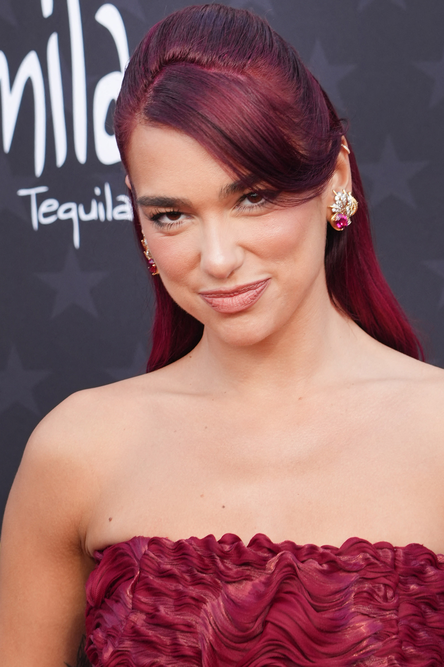 Dua Lipa con el tinte rojo terciopelo a la última