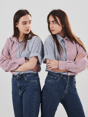 El miedo a la soledad al soñar que tienes una hermana gemela