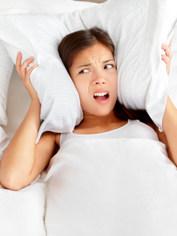 Mi pareja ronca y no lo soporto: qué hacer para dormir a gusto de una vez