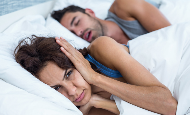 Mi pareja ronca y no lo soporto: qué hacer para dormir a gusto de una vez