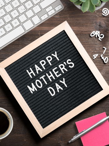 Frases del Día de la Madre para empresas: compañeras de trabajo o clientas