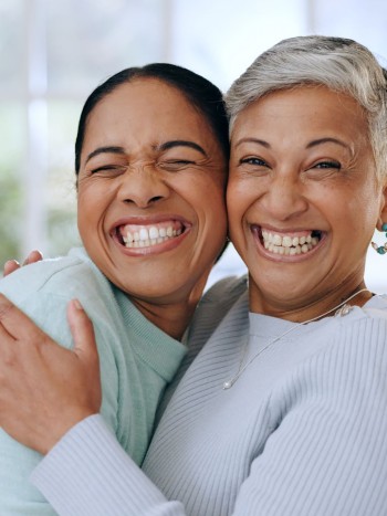17 frases de cumpleaños divertidas para una madre: mensajes chistosos