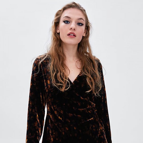 Vestido cruzado de terciopelo de Zara