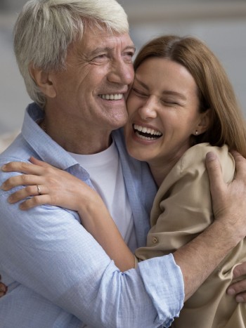 Frases de cumpleaños para un padre MUY graciosas: mensajes chistosos