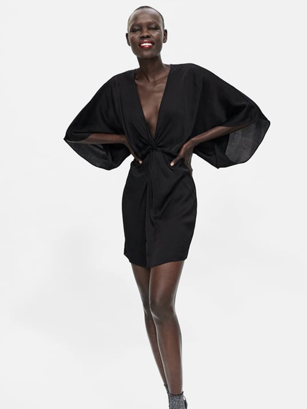 las más sexys: vestido negro corto de Zara