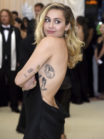 ¿Tatuajes en color o en negro? Pros y contras de cada tinta