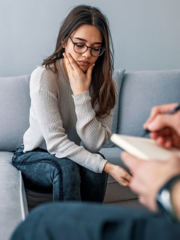 Me da vergüenza hablar con mi psicólogo: claves para vencer la timidez