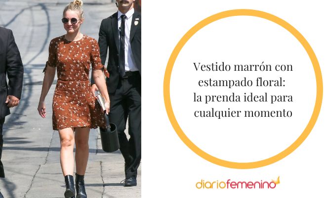 Look con vestido marrón de estampado floral