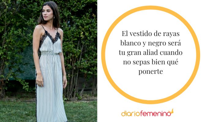 Look con vestido de rayas de color blanco y negro