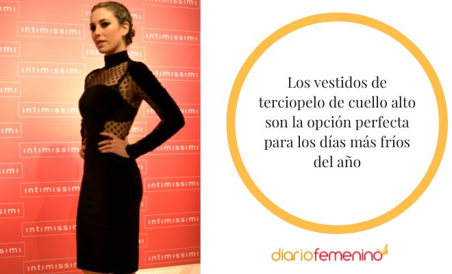 Look con vestido de terciopelo de cuello alto