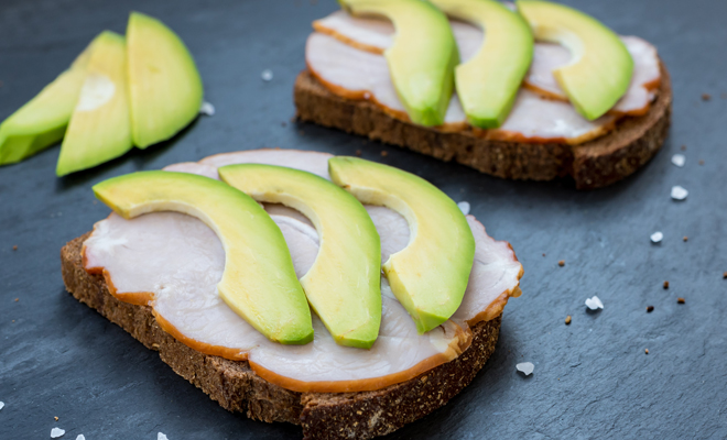 Tostada de aguacate y pavo: receta