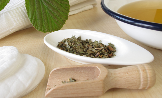 Así se hace un desinfectante de manos con hamamelis