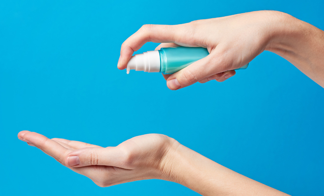 Los múltiples beneficios de hacer un desinfectante de manos en casa