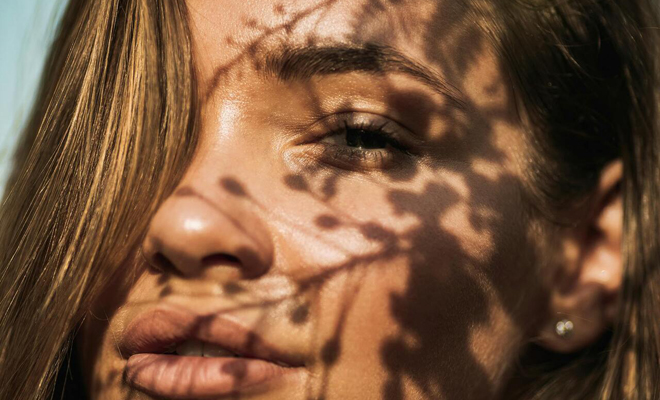 Cómo tratar y prevenir las manchas de sol en la piel