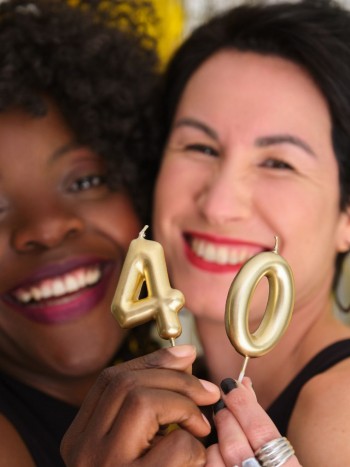 Deseos de 40 cumpleaños para una amiga que celebran su madurez y amistad