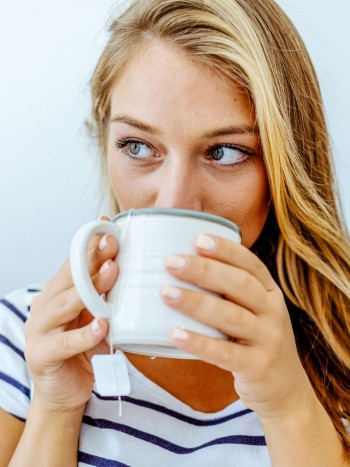 Alimentos, infusiones y otros remedios caseros para superar la timidez