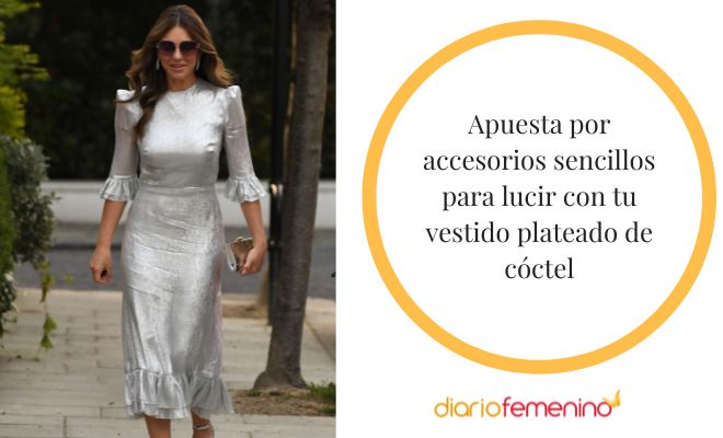 Looks con vestido plateado de cóctel