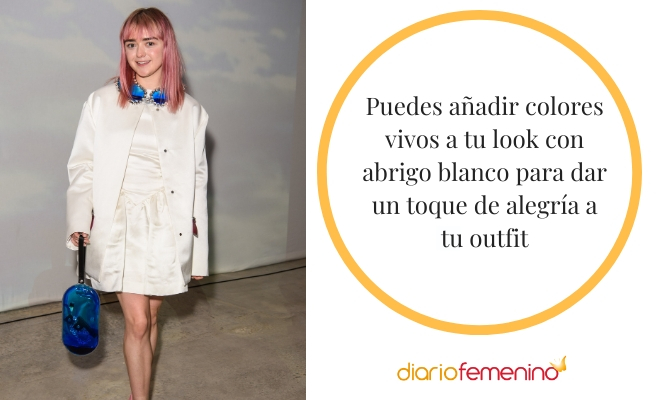 Look con abrigo blanco en colores vivos