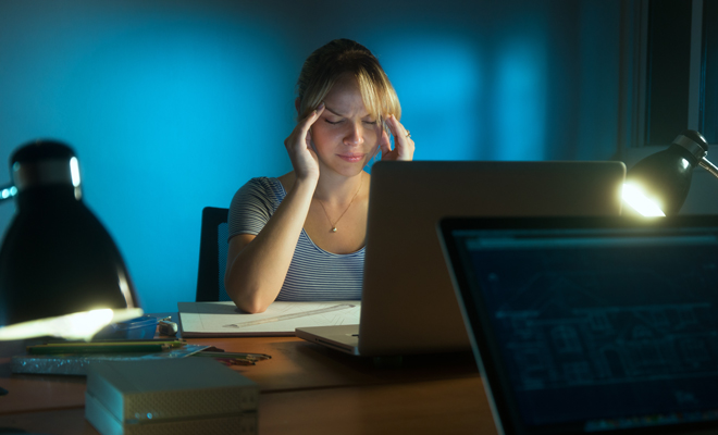 La fatiga visual puede ser uno de los motivos del dolor de cabeza y ojos