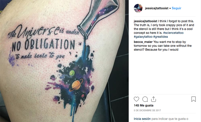 Un tattoo de un matraz para tu pierna