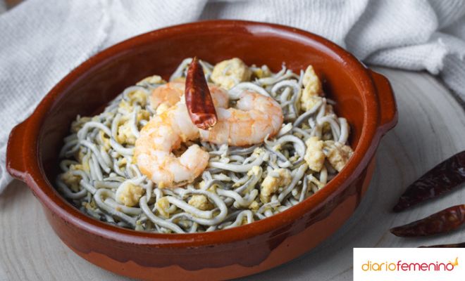 Cómo hacer una ensalada de gulas para Navidad