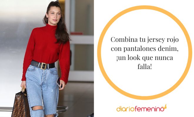 El jersey rojo queda muy bien con jeans