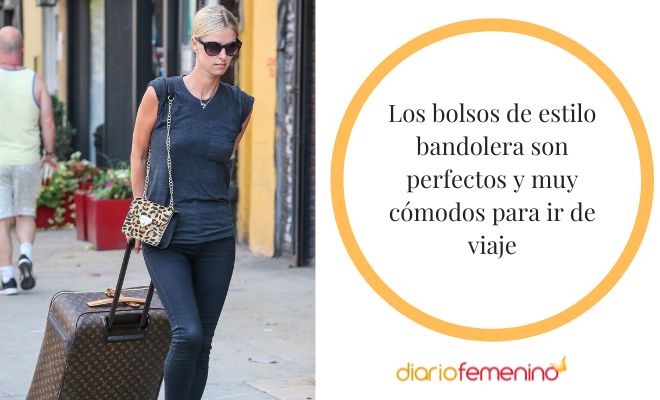 Look de viaje con un bolso de estilo bandolera