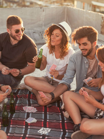 5 juegos geniales para beber con cartas (y pasar un rato fantástico)