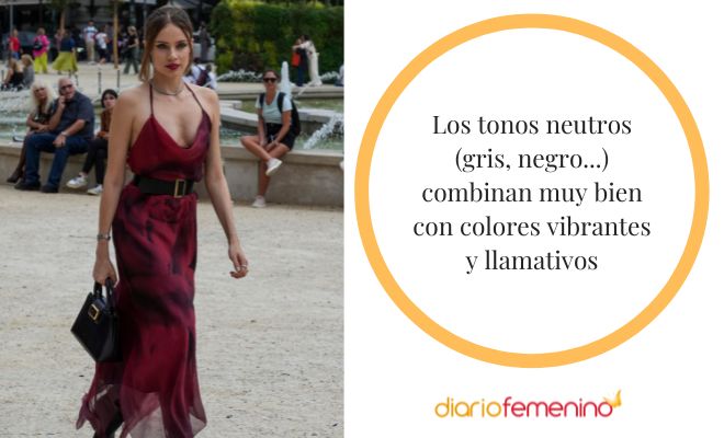 Escoge tonos neutros en tus accesorios para un vestido llamativo para ir de boda